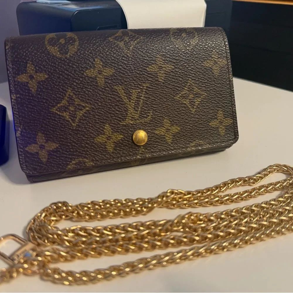 Louis Vuitton Tresor wallet in Monogram free Gold Chain